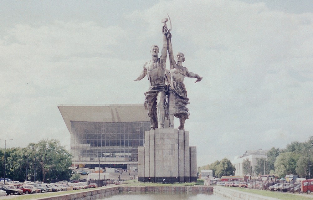 Worker and Kolkhoznitsa (photo by Joe DeMarie)